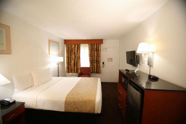 Travelodge by Wyndham Burbank-Glendale image 7